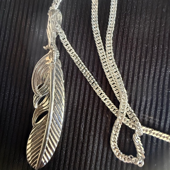 Other - Feather necklace 22"